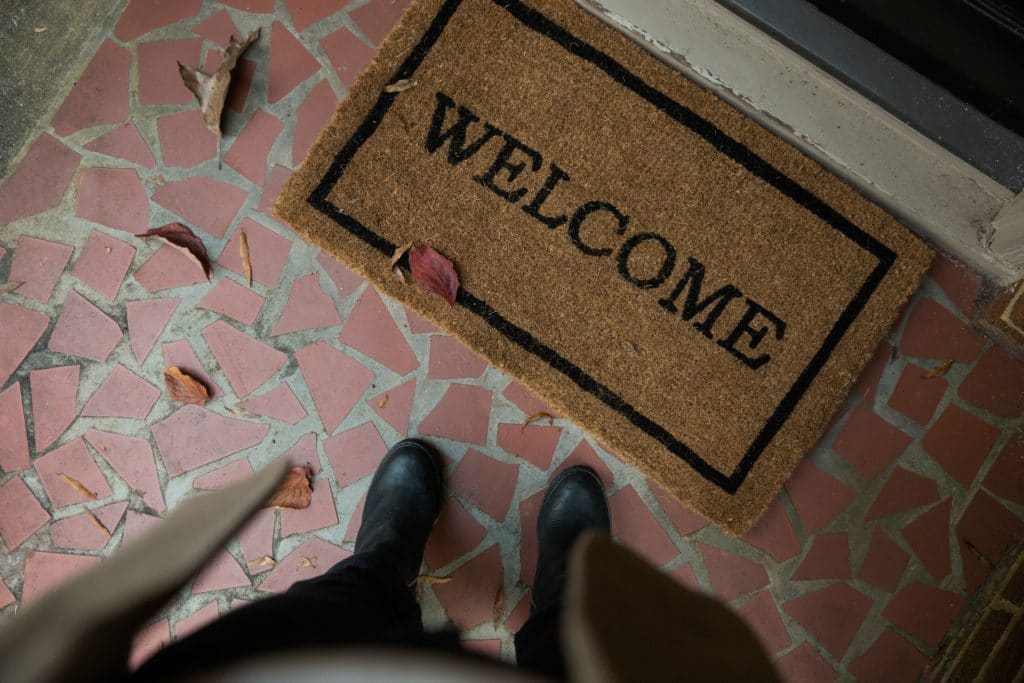 Cinco formas prácticas para hacer sentir bienvenidos a los visitantes